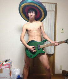 strange guitar players 5aa3dba2a7f18.jpg