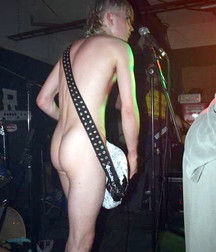 strange guitar players 5aa3dbaa3a3ae.jpg