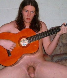 strange guitar players 5aa3dbb11a850.jpg