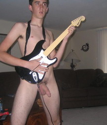 strange guitar players 5aa3dbb23a7d1.jpg