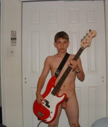 strange guitar players 5aa3dbc10b12b.jpg