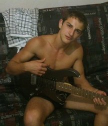 strange guitar players 5aa3dbc264fa7.jpg