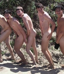 naked and funny 5aa3dcb77e023.jpg