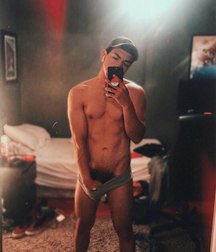 photograph themselves in the mirror 5aaac8ab6b57e.jpg