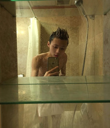 photograph themselves in the mirror 5aaac8ba4755b.jpg