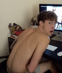 in love with the computer 5aaf8b9b54515.jpg