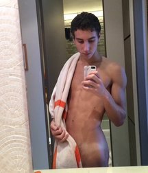 the shy boy's selfie 5aaf8c99d9b7a.jpg