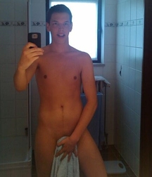 the shy boy's selfie 5aaf8ca078222.jpg