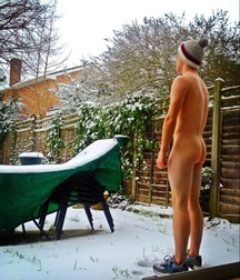 on the cold snow 5ab81bd5a3022.jpg