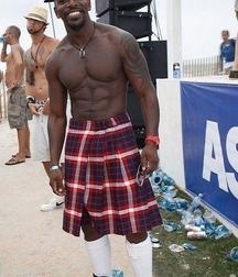 guys with kilt 5ab9e4ec56a0d.jpeg