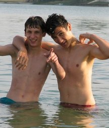 two beautiful friends 5abaa7dfec3ae.jpg