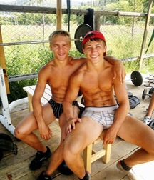 two beautiful friends 5abaa7e4ee0c9.jpg