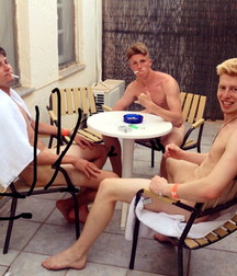 naked boys laughing 5abbd2dd3c447.jpg