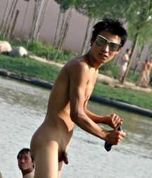 look at the guys at the beach 5ac653e49bfaa.jpg