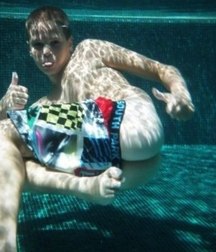 naked underwater 5acb1ffa4caeb.jpg