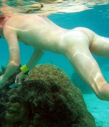 naked underwater 5acb1fff53e9c.jpg
