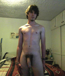 naked boy at home 5acddff360729.jpg