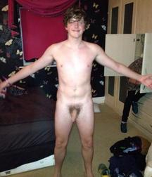 naked boy at home 5acddff9c140d.jpg