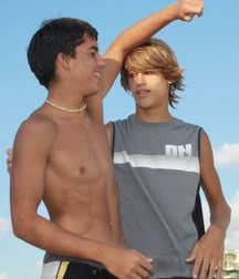 two close friends 5ad324202545a.jpg
