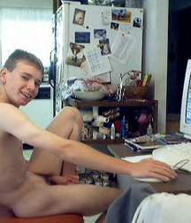 naked with the computer 5ad5090c7b77c.jpg