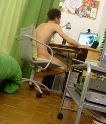 naked with the computer 5ad509109a4a8.jpg