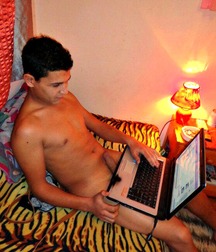 naked with the computer 5ad50916e7826.jpg