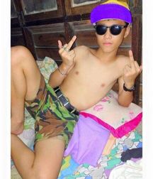 the middle finger raised 5ad6485221f53.jpg
