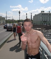the middle finger raised 5ad648558e99a.jpg