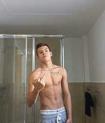 the middle finger raised 5ad64856ba295.jpg