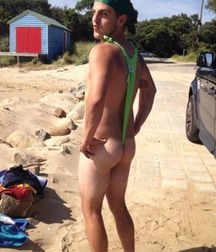 laugh naked 5adb84d5671e9.jpg