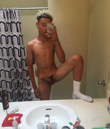 selfie with the leg up 5ae00f153c738.jpg