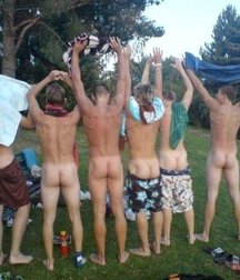 guys having fun showing off their ass 5ae00f551eebd.jpg