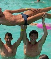 three close friends 5ae142b38b2c8.jpg