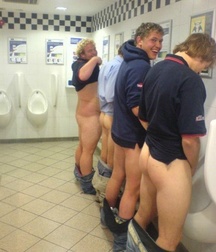 guys piss all together 5ae8530767574.jpg