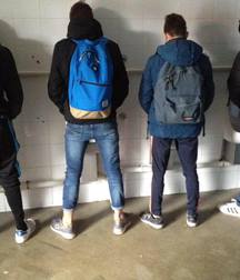 guys piss all together 5ae853103e9c2.jpg