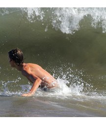guys play at the beach 5aea072914c8a.jpg