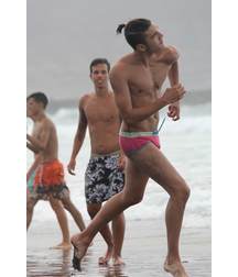 guys play at the beach 5aea07418a53a.jpg