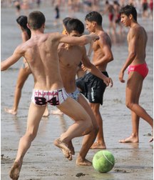 guys play at the beach 5aea0749f2a6e.jpg