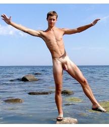 naked on the seashore 5aea0938751df.jpg