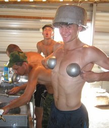 Russian soldiers relax 5aef19e6bfea1.jpg