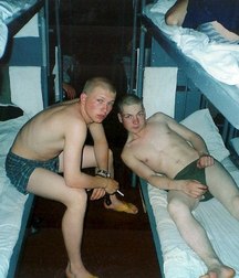 Russian soldiers relax 5aef19e79d5da.jpg
