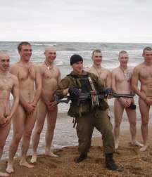 Russian soldiers relax 5aef19e98973f.jpg