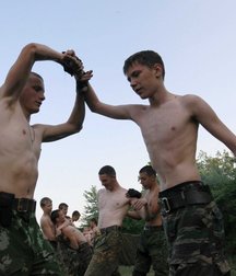 Russian soldiers relax 5aef19f5492b7.jpg