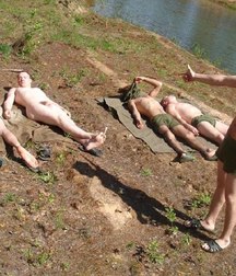Russian soldiers relax 5aef19fc97ee6.jpg