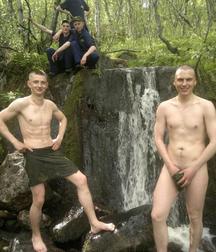 Russian soldiers relax 5aef19fd80d3d.jpg