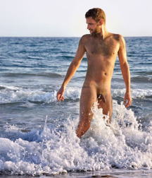 naked in the waves of the sea 5afb14a91691a.jpg