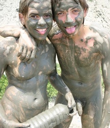 covered with mud 5afd87438c123.jpg