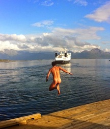 dive all naked 5b0055e001ba7.jpg
