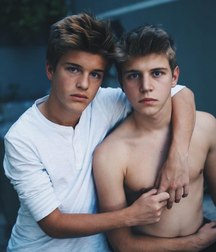hot friends 5b13af960629f.jpg