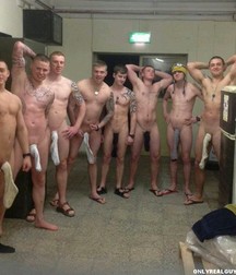 friends take a shower 5b2df6c836670.jpg